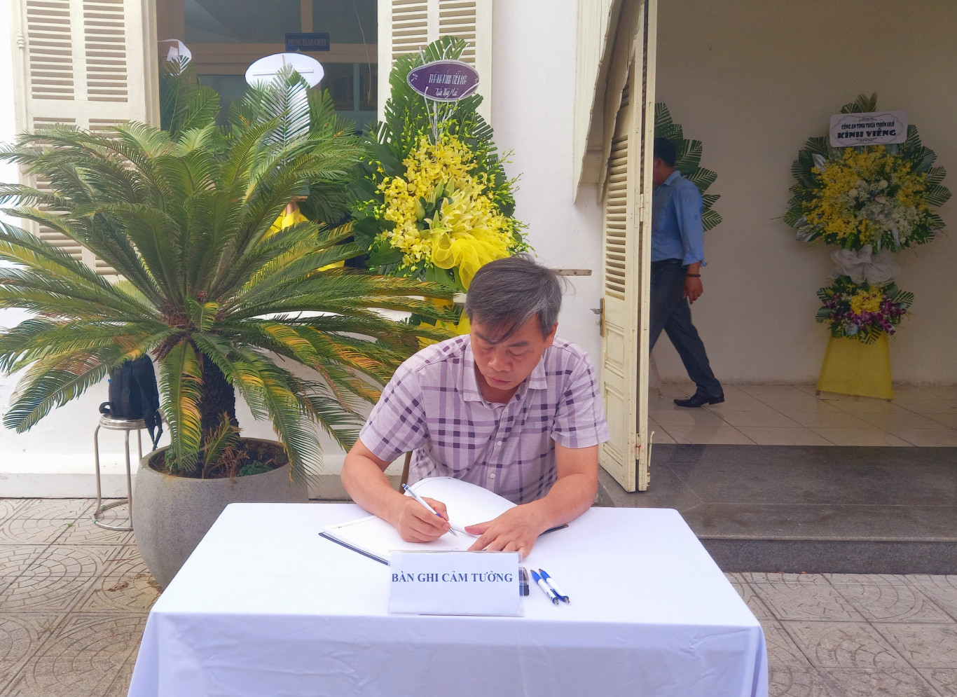 Đồng ch&iacute; Nguyễn Đăng Quang ghi sổ tưởng niệm